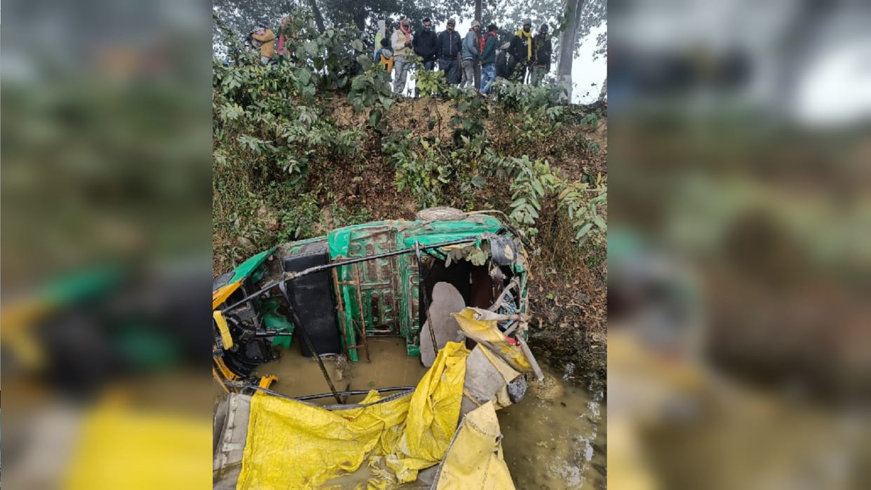Auto overturned after hitting jeep one killed five injured