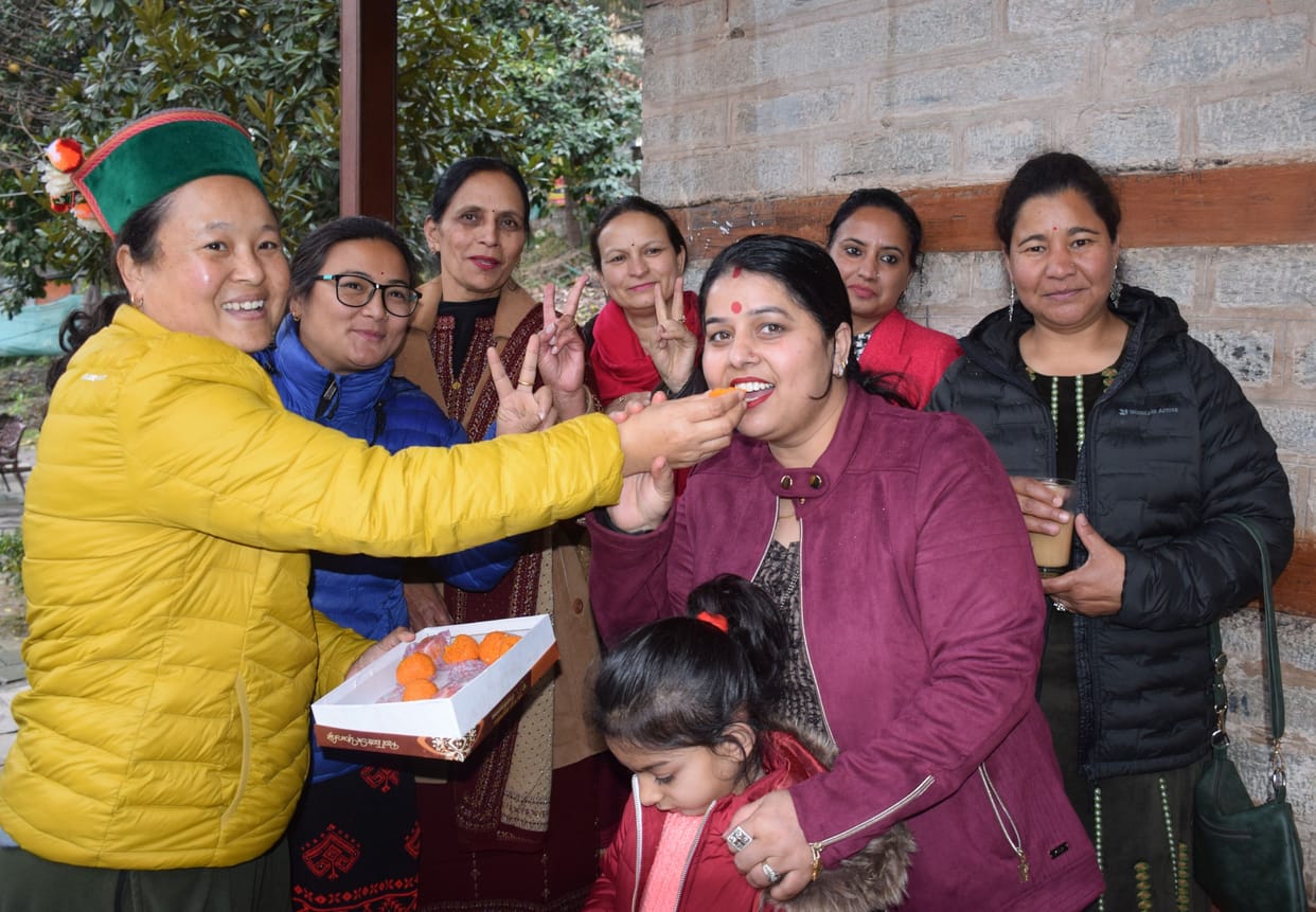 Kullu employees happy with OPS restoration, distributed laddoos