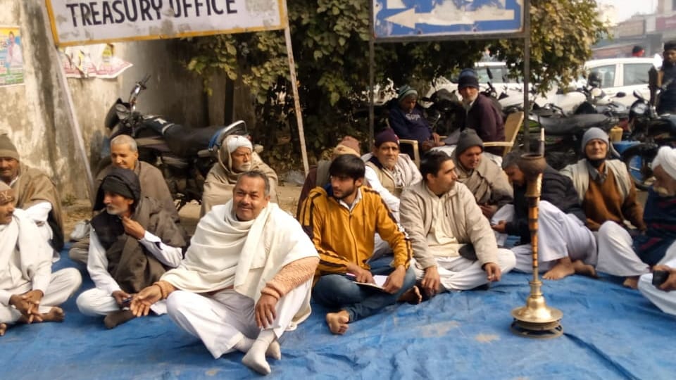 Bajra producer farmers of Kharkhoda area of Sonipat staged symbolic protest at SDM office