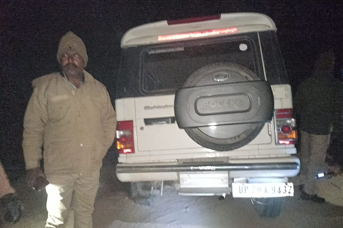 High speed Bolero hit the elderly in Jalaun, caught the driver and the owner of the car