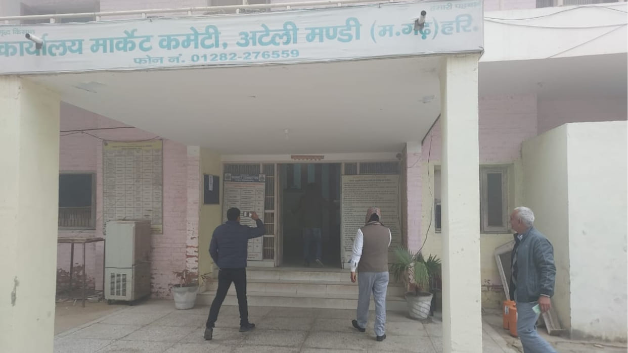 Chief Minister flying squad raided three departments in Mandi Ateli, 22 employees found absent