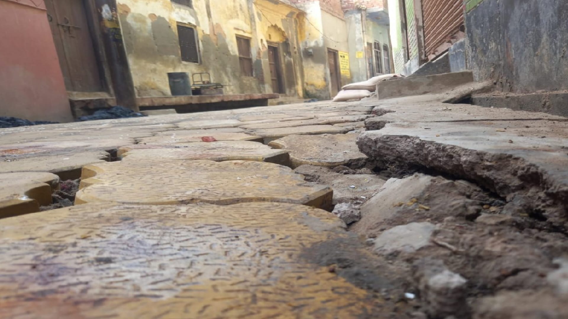 Baghpat: Thick cracks came in the houses due to land subsidence, drinking water system collapsed