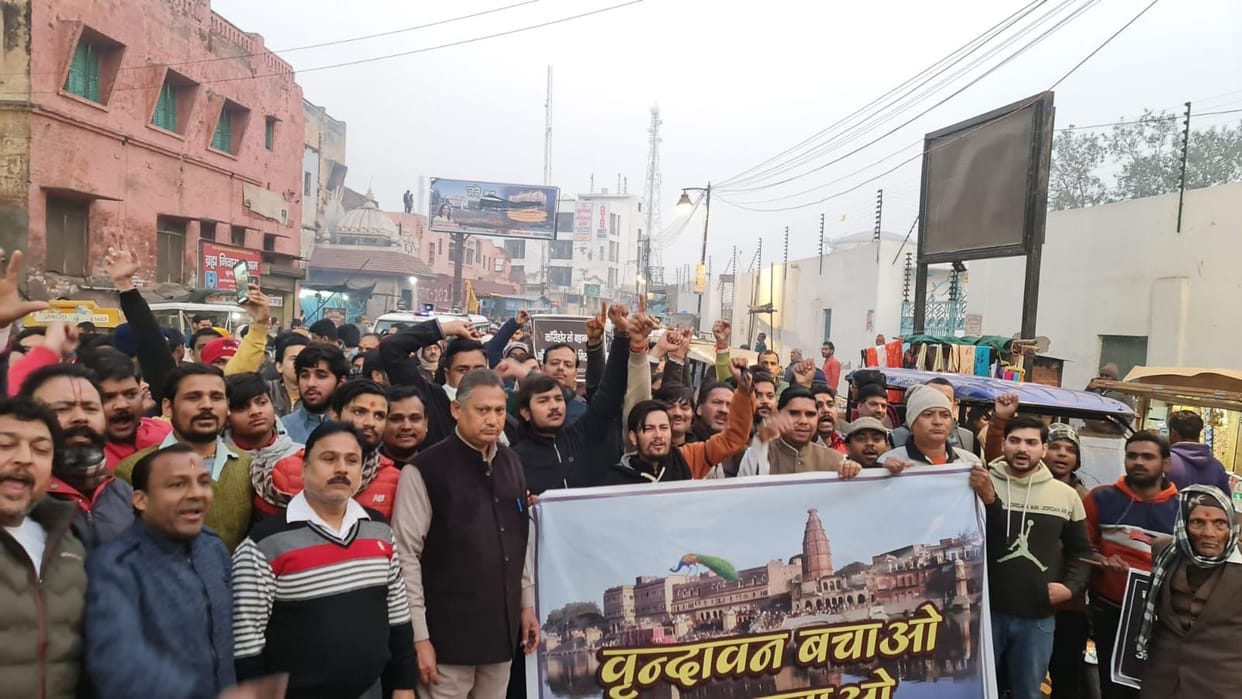 Mathura: Opposing the corridor by forming a human chain