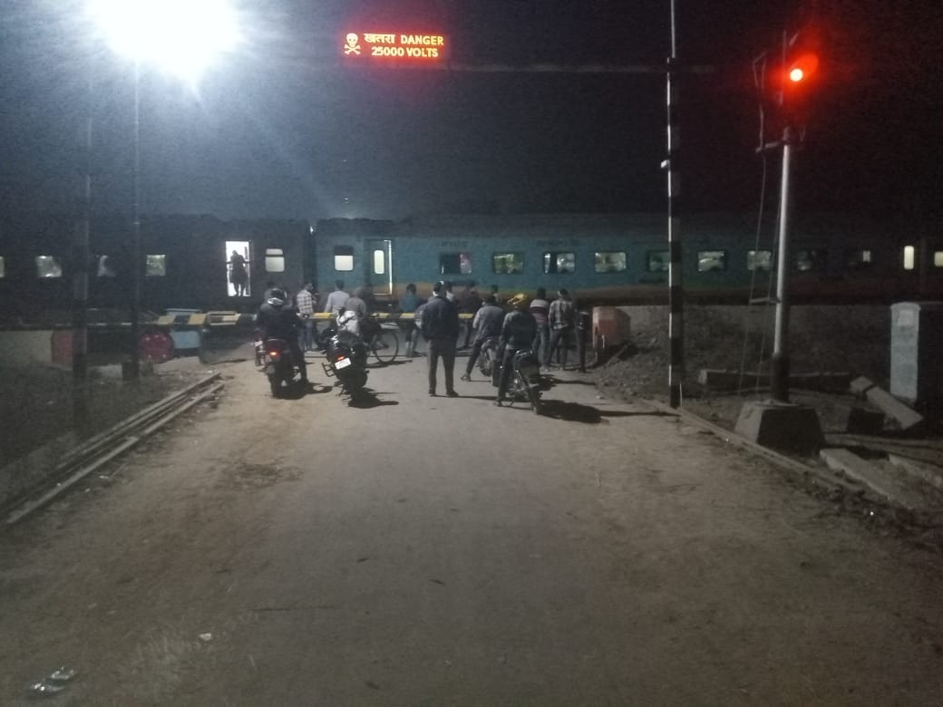 Rajdhani Express engine damaged after collided with highwa  truck in mirzapur