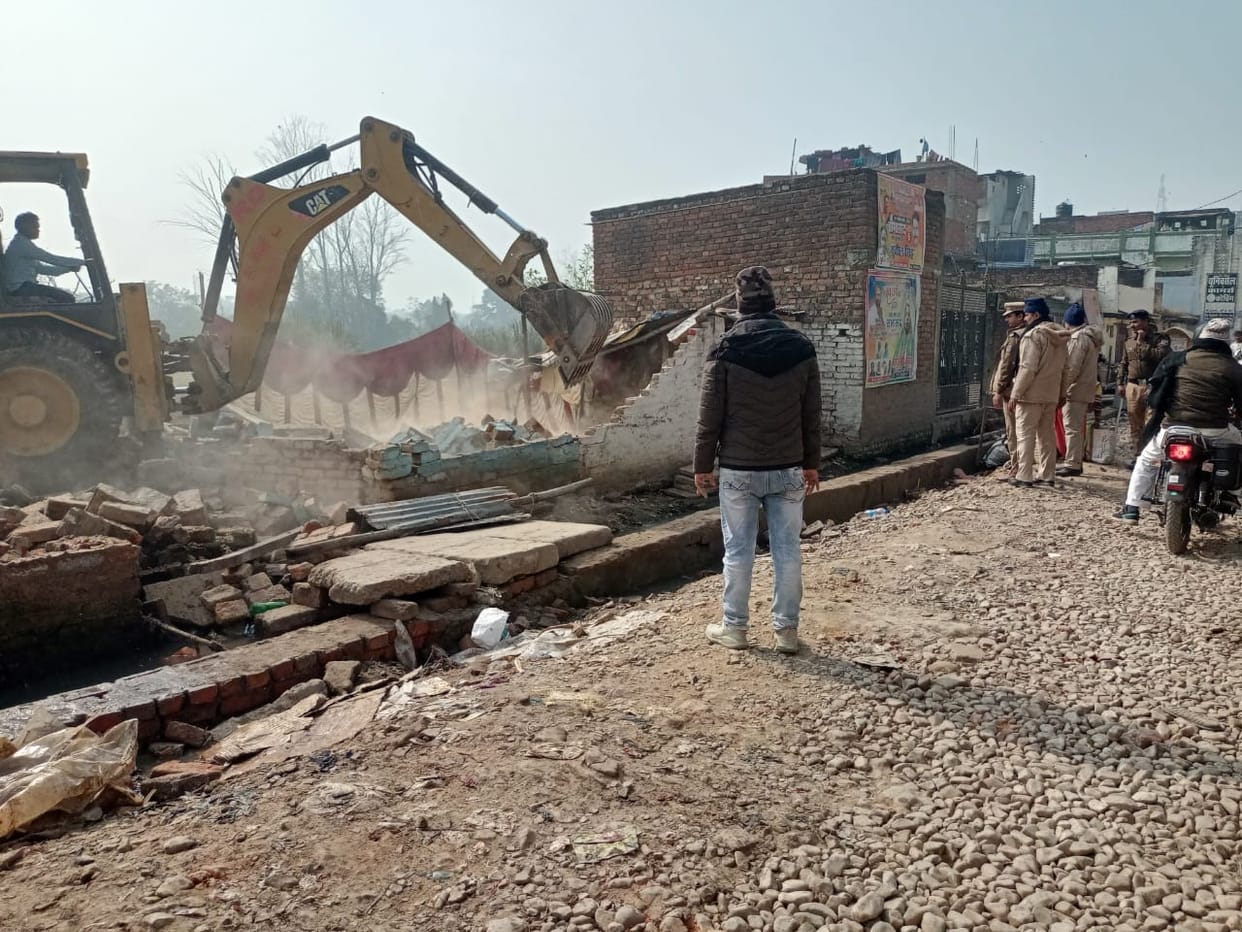 Railway's bulldozer thundered on illegal construction