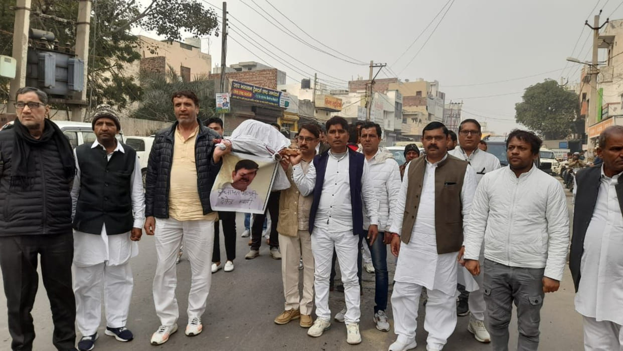 Funeral procession of effigy of  minister taken out in protest against e-tendering in Sonipat