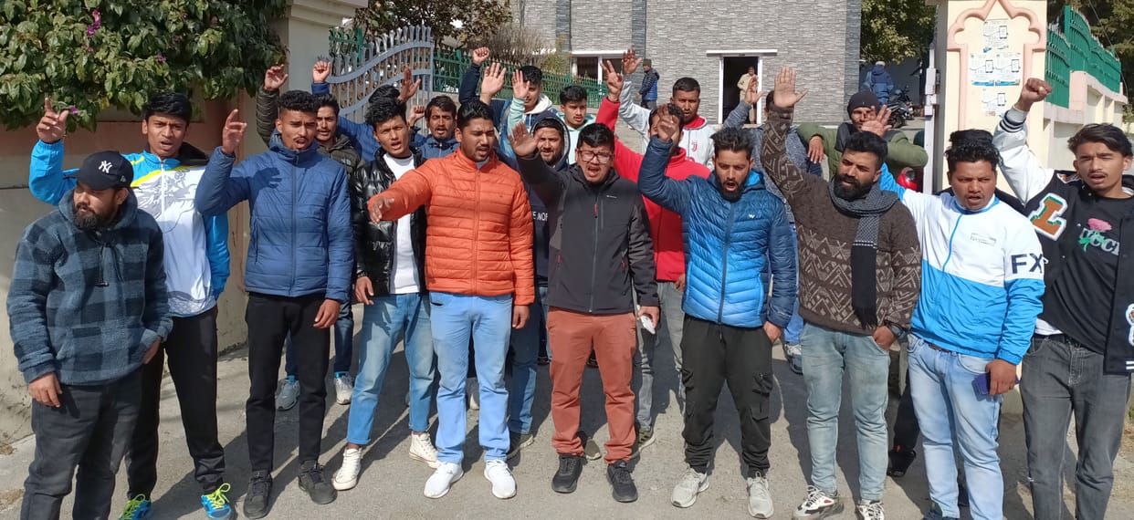 Outrage among workers due to paper leak of Revenue Sub Inspector and Lekhpal recruitment exam
