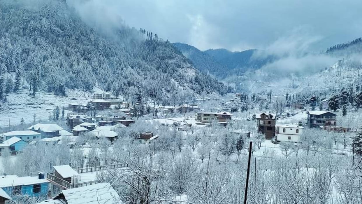 Himachal snowfall:  200 roads blocked due to snowfall 487 electricity transformer faulted blackout in villages