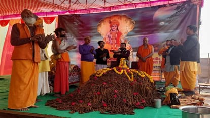 Prayagraj News :  माघ मेले में चल रहा रुद्राक्ष महायज्ञ।
