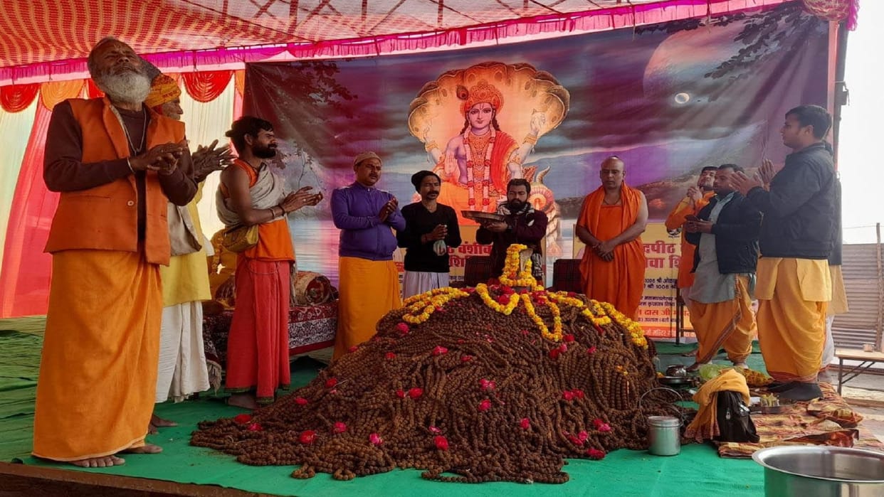 1.25 lakh Rudraksh Mahayagya started on the sands of Sangam