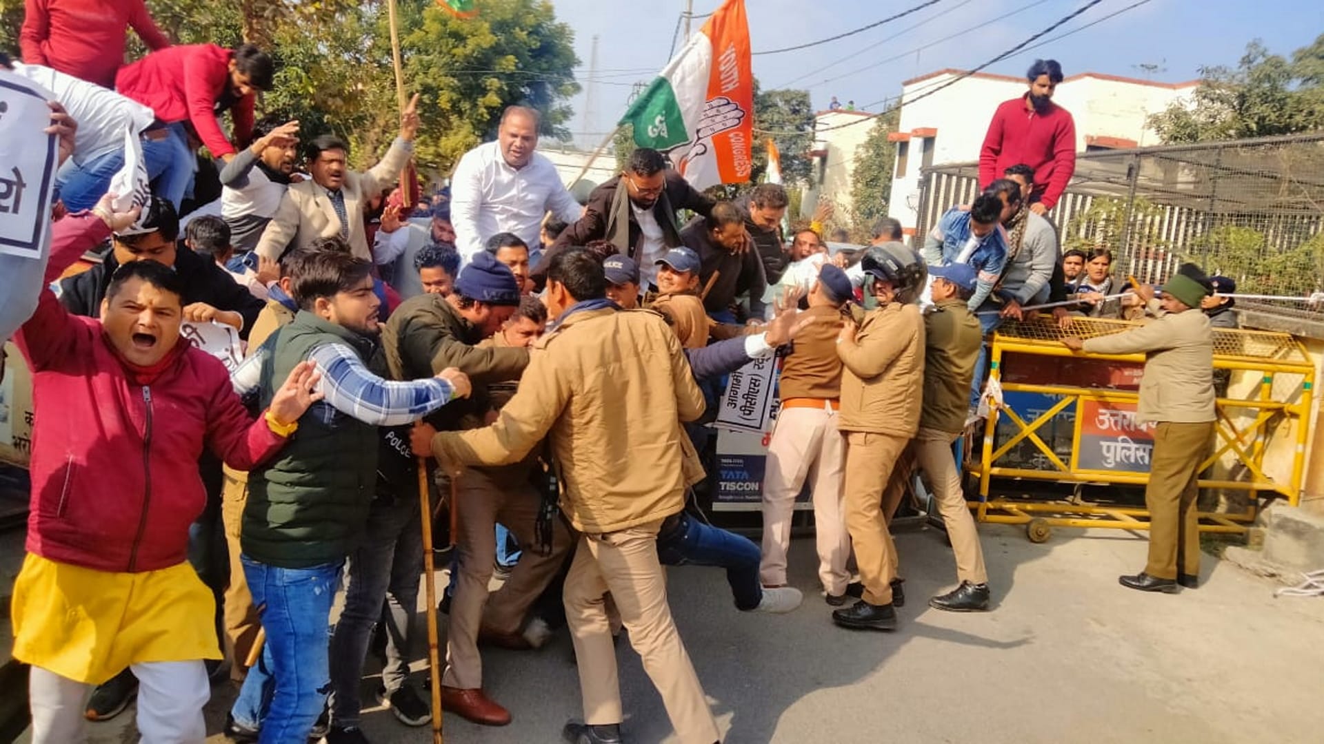 Patwari Lekhpal Paper Leak Protest at various places in Uttarakhand Congress UKPSC read more Updates in hindi