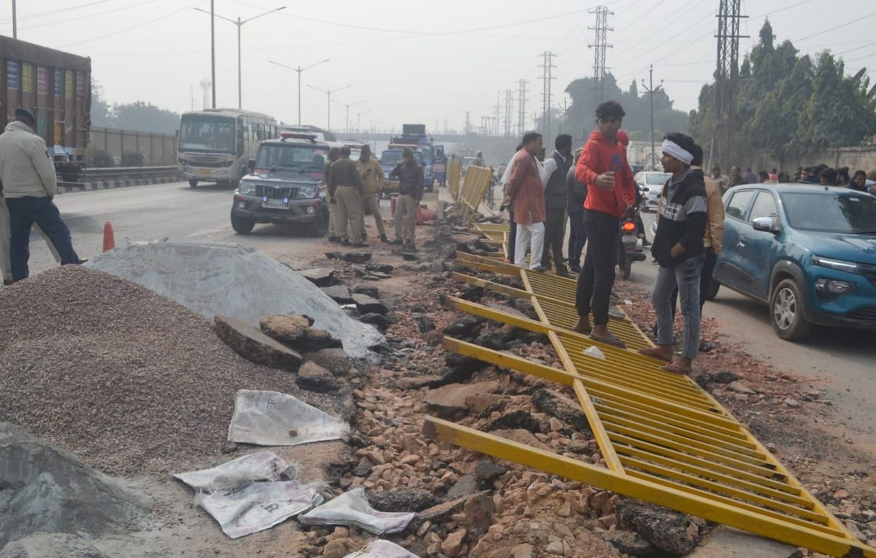 Mathura: Shutdown of Bajna cut causes boil in villagers, demonstration on highway