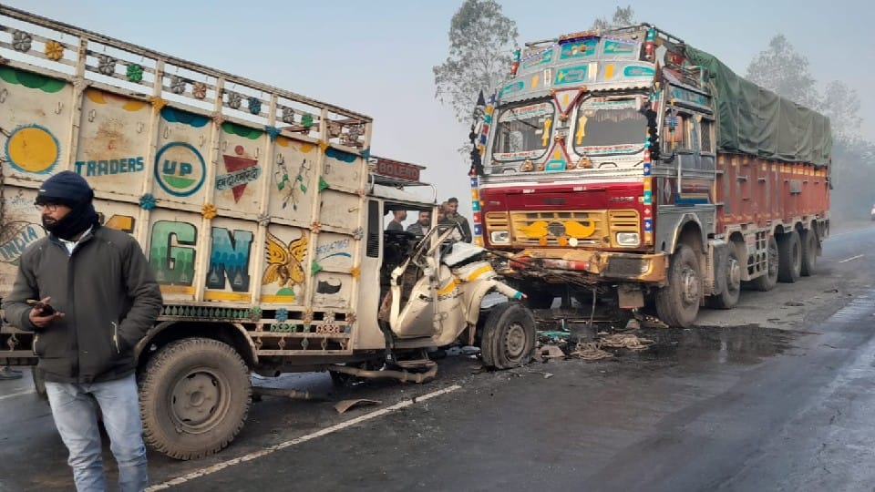 Truck and pickup vehicle collision on Khutar-Puranpur highway in Shahjahanpur