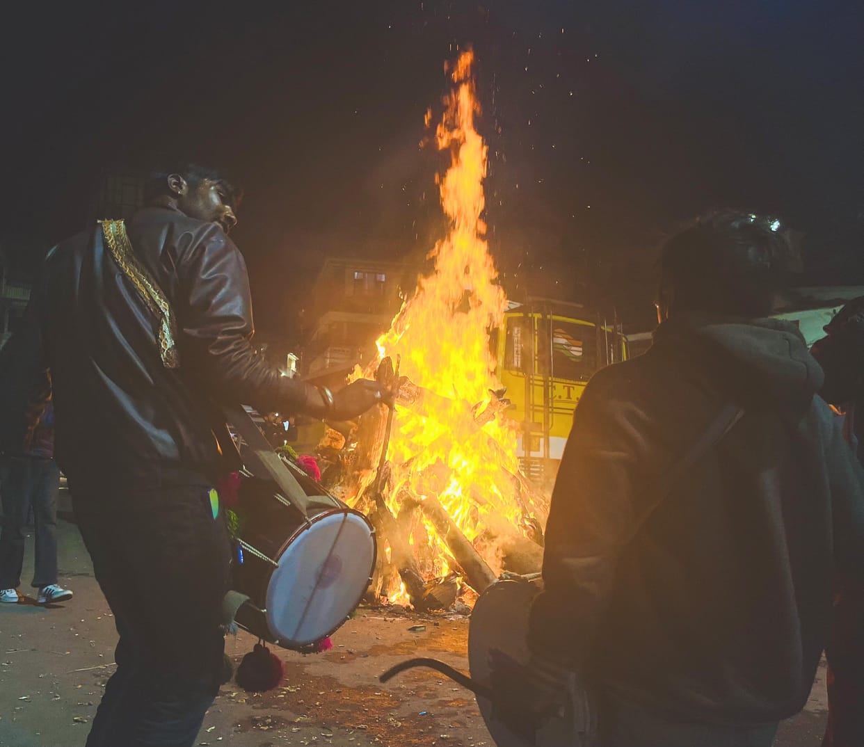 Traders celebrated Lohri festival, distributed peanuts, Gajak