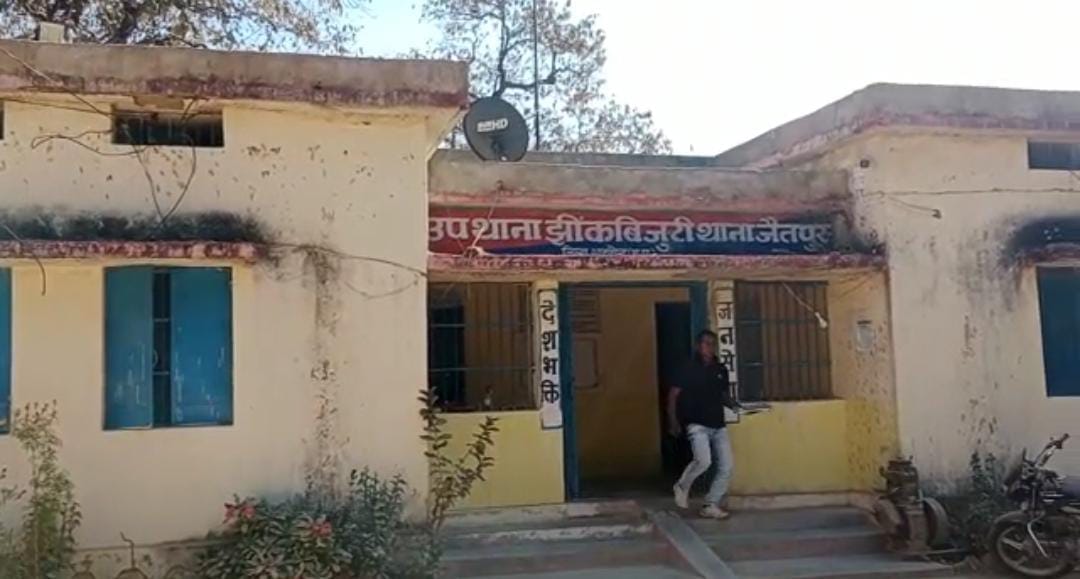 MP News: Posing as a policeman, snatching money from a passerby, also took out petrol from the bike, two arres