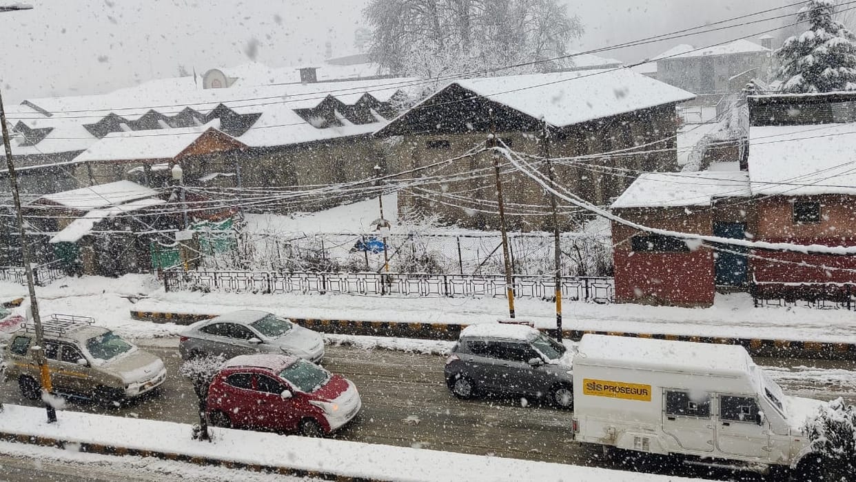 jammu kashmir Weather: Highway closed amid snowfall many flights affected avalanche warning in 10 districts