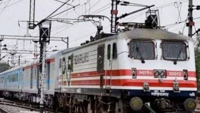 young man committed suicide by jumping in front of train after parking his bike in Firozabad