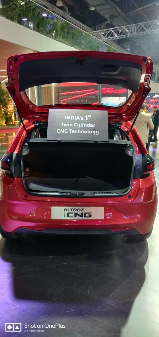 Auto Expo 2023 Tata Motors showcased Tata Altroz iCNG Variant with Dual Cylinder Technology News in Hindi