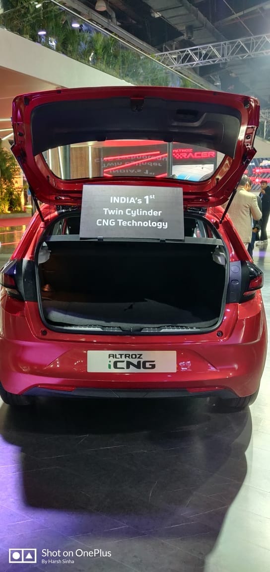 Auto Expo 2023 Tata Motors showcased Tata Altroz iCNG Variant with Dual Cylinder Technology News in Hindi