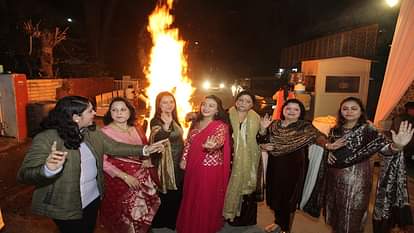 Lohri 2023 Lohri celebrated with pomp in delhi see the festival in pictures