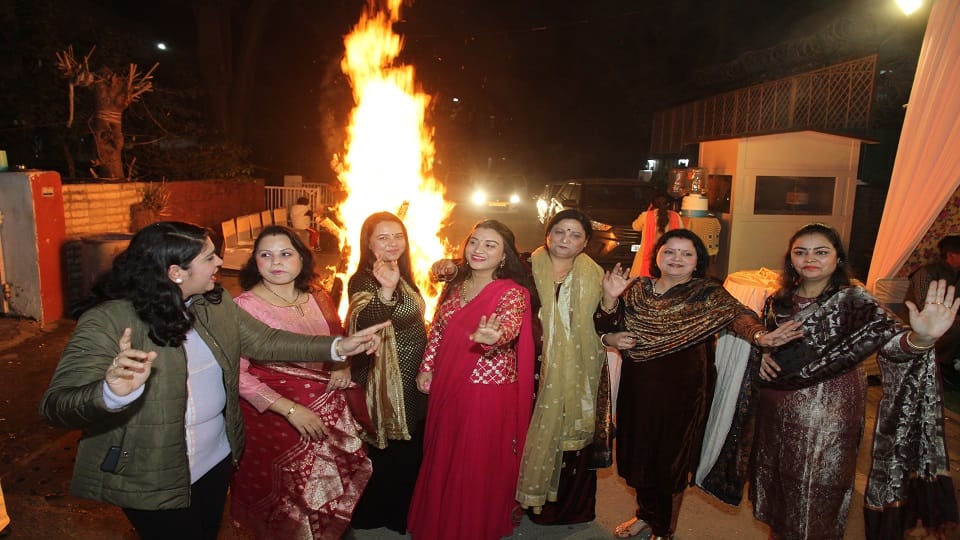 Lohri 2023 Lohri celebrated with pomp in delhi see the festival in pictures