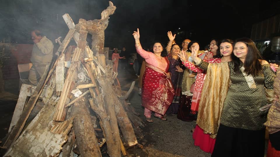 Lohri 2023 Lohri celebrated with pomp in delhi see the festival in pictures