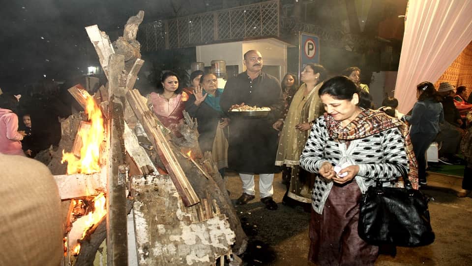 Lohri 2023 Lohri celebrated with pomp in delhi see the festival in pictures