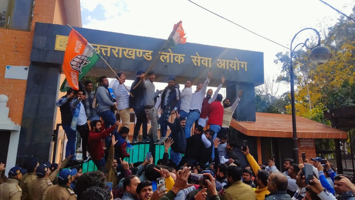 Patwari Lekhpal Paper Leak Protest at various places in Uttarakhand Congress UKPSC read more Updates in hindi