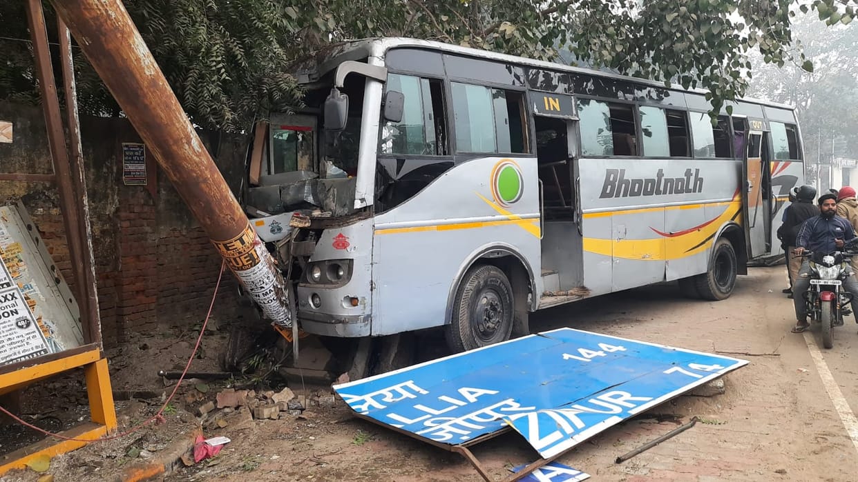 Private bus going to Ghazipur collided with pole near varanasi police line driver killed