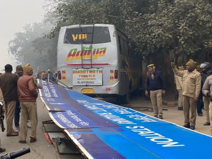 Private bus going to Ghazipur collided with pole near varanasi police line driver killed