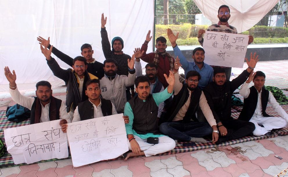 Student leaders who came to Close classes in Kashi Vidyapith protested fiercely