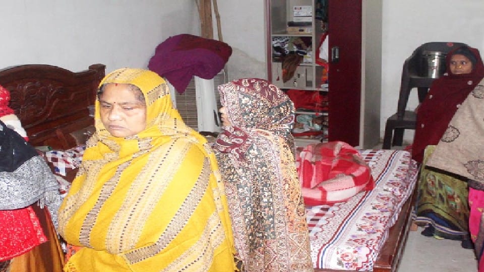 robbers entered the grocery merchant house and looted cash and jewellry in Budaun