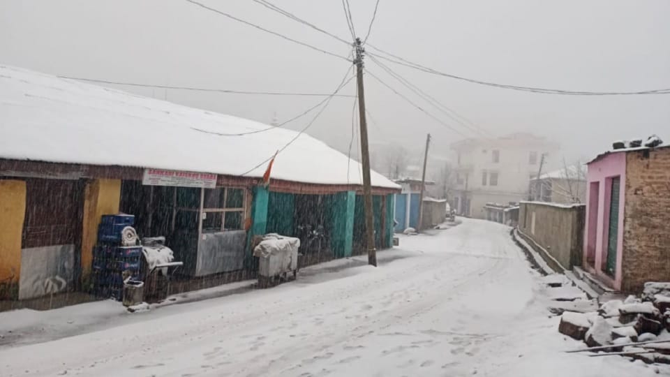 Heavy rain and snowfall in Jammu Kashmir, traffic including Vaishno Devi chopper service affected