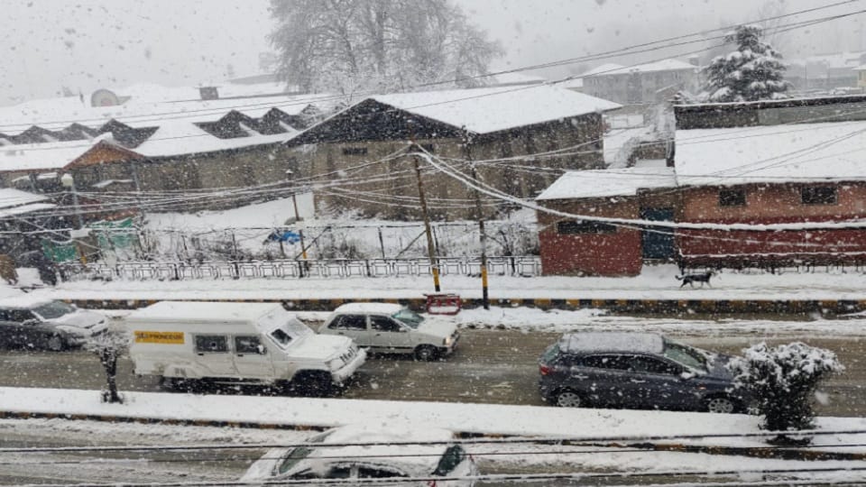 Rain and snowfall in Jammu Kashmir, crowd of people tourist places