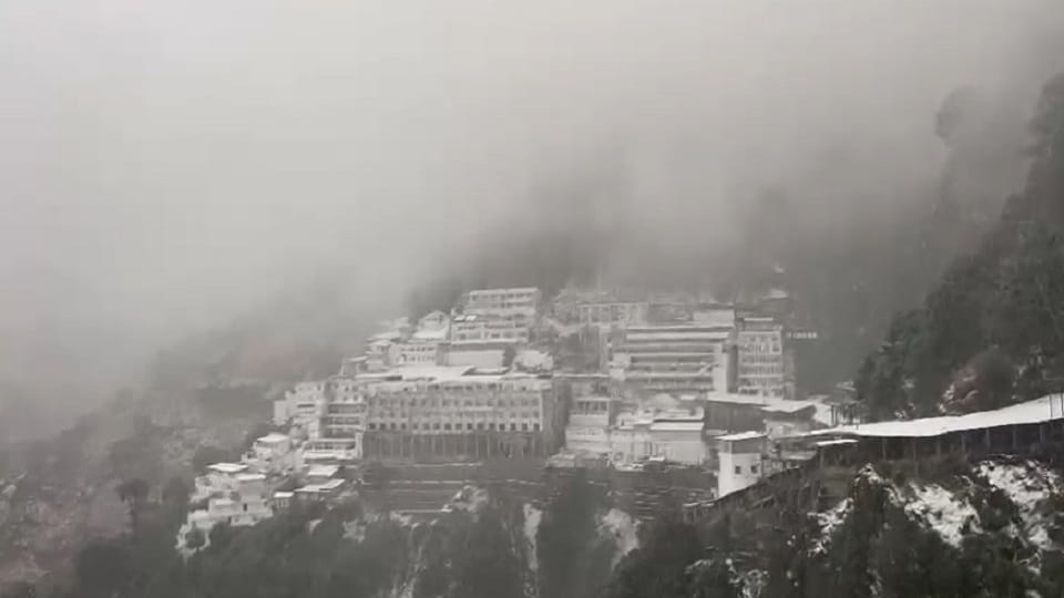 Rain and snowfall in Jammu Kashmir, crowd of people tourist places