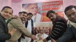 हाथरस : अंतरराष्ट्रीय हिंदू परिषद के अध्यक्ष प्रवीण तोगड़िया का प्रतीक चिह्न देकर स्वागत करते व?