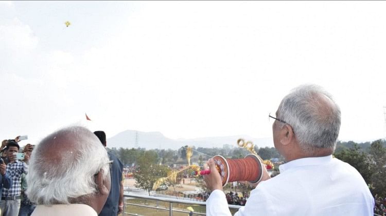 मुख्यमंत्री भूपेश बघेल ने तातापानी महोत्सव का उद्घाटन किया और पतंग उत्सव में शामिल हुए।