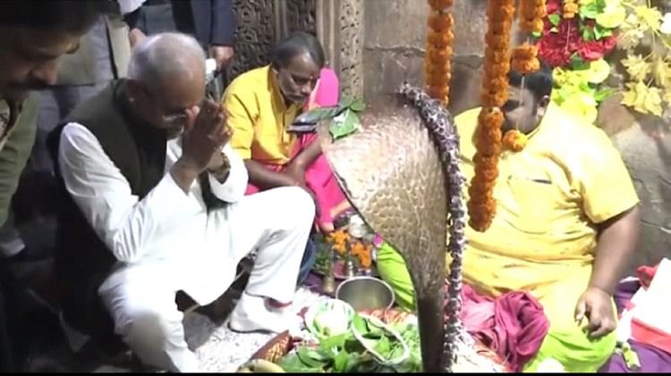 मकर संक्रांति पर मुख्यमंत्री पाली-तानाखार के प्राचीन महादेव मंदिर पहुंचे और 108 बेलपत्र चढ़ाए।