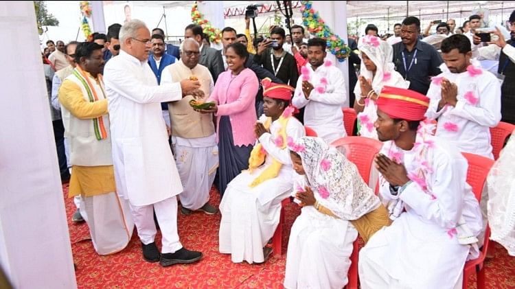 मुख्यमंत्री भूपेश बघेल तातापानी महोत्सव के सामूहिक विवाह समारोह में शामिल हुए।