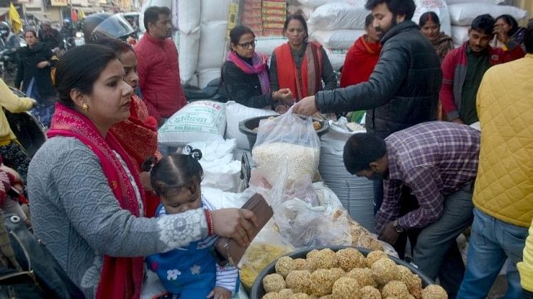 Makar sankranti 2023: खूब बिक रहे आगरा के गजक, खजूर के गुड़ से तैयार बादाम पट्टी, दुकानों पर देर रात तक भीड़ खूब बिक रहे आगरा के गजक