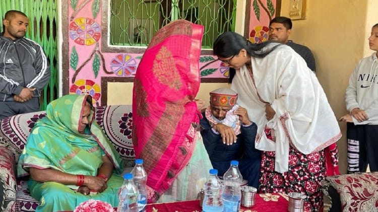 Mirzapur: छानबे विधायक राहुल की व्यथा सुन केंद्रीय मंत्री अनुप्रिया की भर आईं आंखें, हर संभव मदद का आश्वासन छानबे विधायक का हाल जानने पहुंचीं अुनप्रिया पटेल