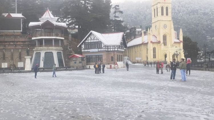 बर्फबारी से दुश्वारियां: हिमाचल में 245 सड़कें अवरुद्ध, 623 बिजली ट्रांसफार्मर ठप, कई क्षेत्रों में ब्लैकआउट शिमला के रिज मैदान पर बिछी बर्फ की सफेद चादर।