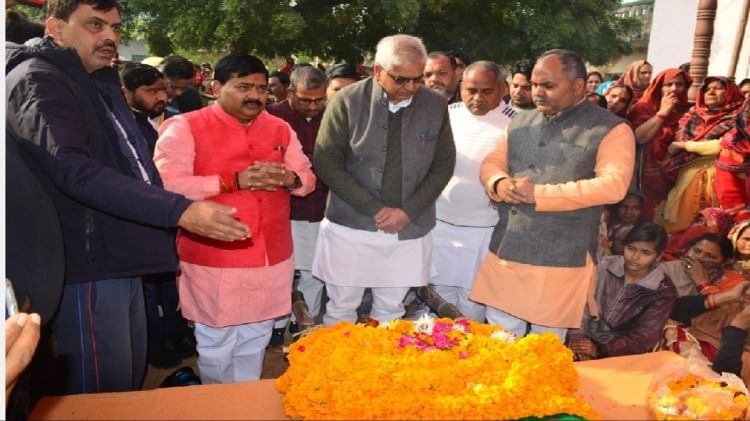 Pratapgarh News : बड़नपुर में बीएसएफ जवान को श्रद्धांजलि देते राज्यमंत्री मयंकेश्वर शरण सिंह।