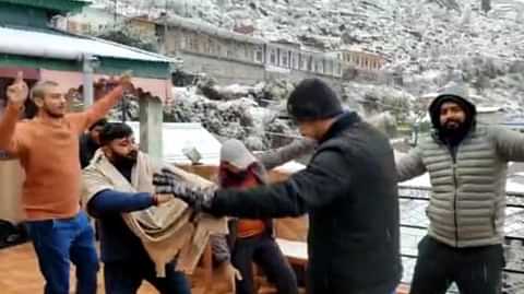 उत्तरकाशी में बर्फबारी में झूमते पर्यटक
