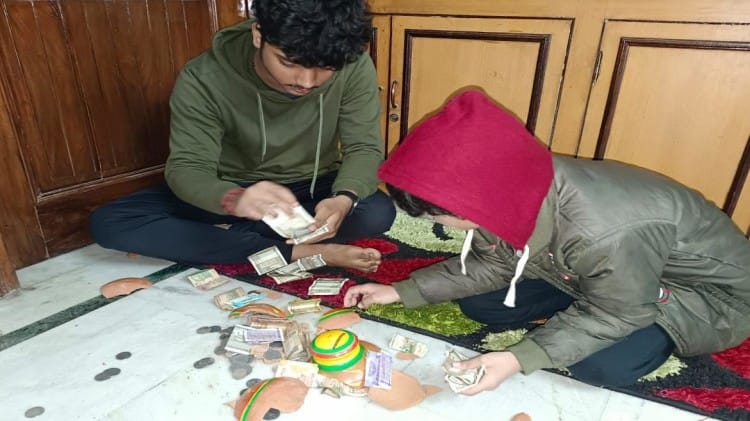 Varanasi: जोशीमठ आपदा पीड़ितों के लिए 10 साल के बच्चे ने बढ़ाया मदद का हाथ, विपदा की घड़ी में पेश की मिसाल गुल्लक से निकले रुपए को गिनता शिवांश और उसका भाई
