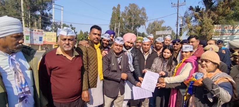 AAP workers set out for Deputy Chief Minister's residence to collect reward money, stopped by police
