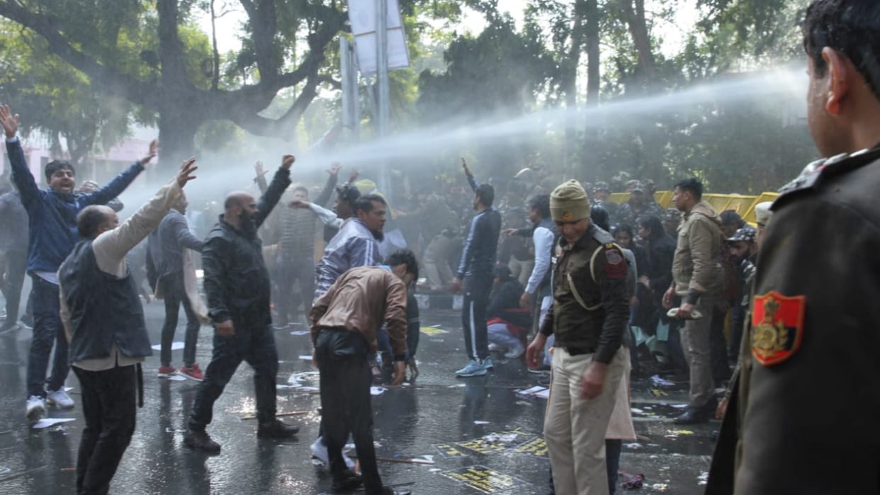 Aam Aadmi party protest against BJP office for ordering demolition of jhuggis
