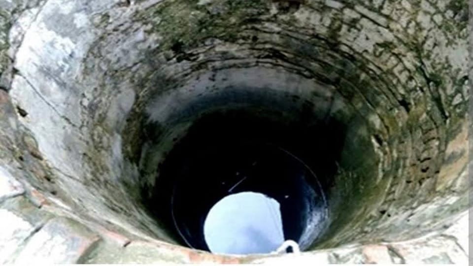 Ujjain: addict first created ruckus and then jumped into well, know what happened then