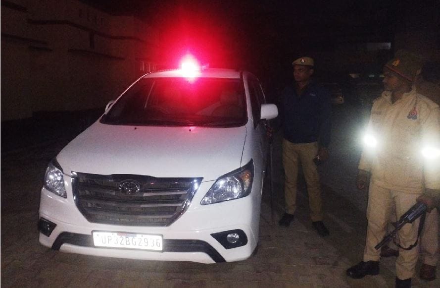 Fake Lucknow RTO RI caught in ballia vehicle fitted with lights and hooter recovered