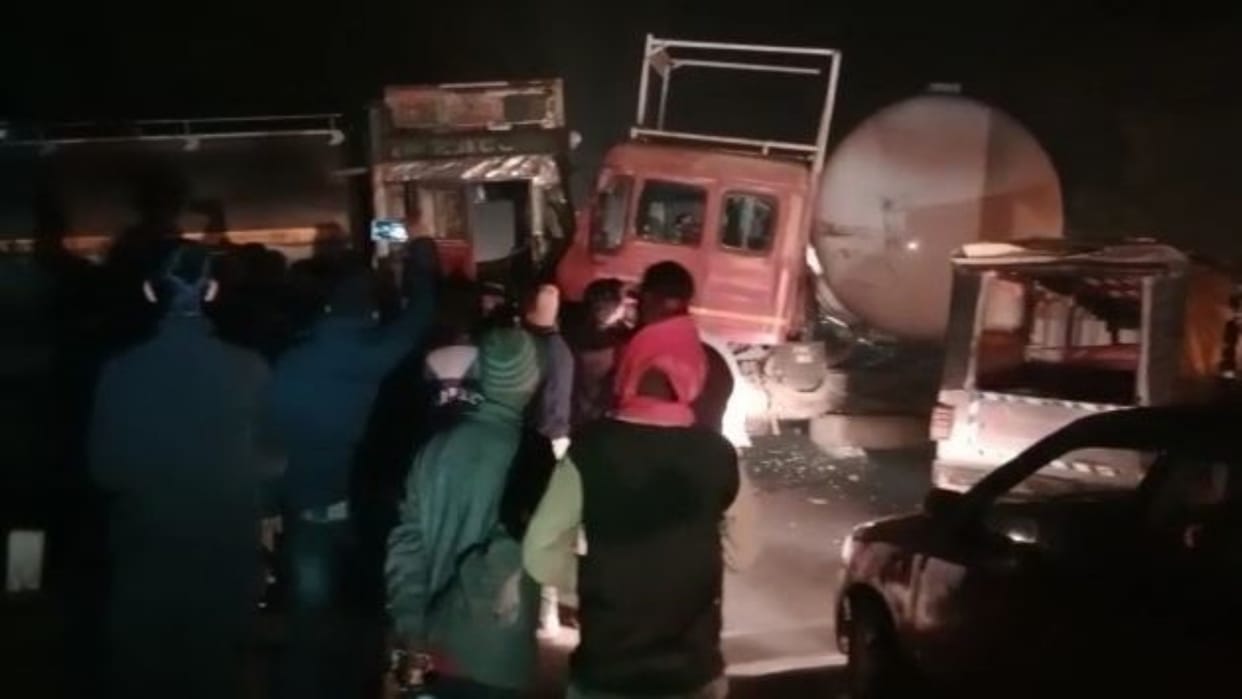 MP News Heavy collision between gas and milk tanker in Bhind drivers of both vehicles seriously injured
